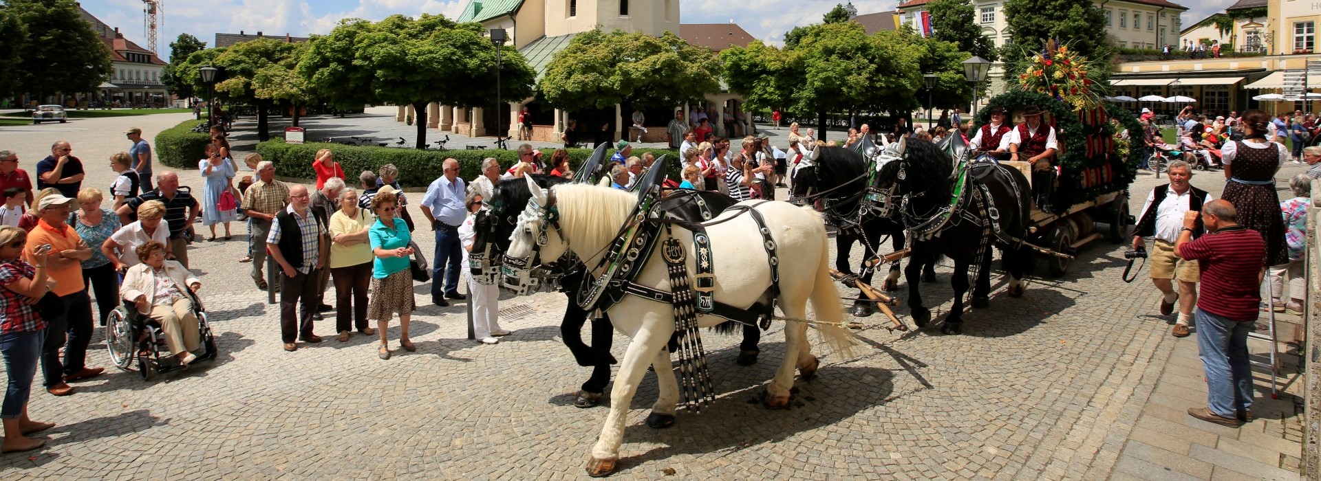 Eine Pferdekutsche mit Bierfässern zum Dultauszug der Altöttinger Hofdult.