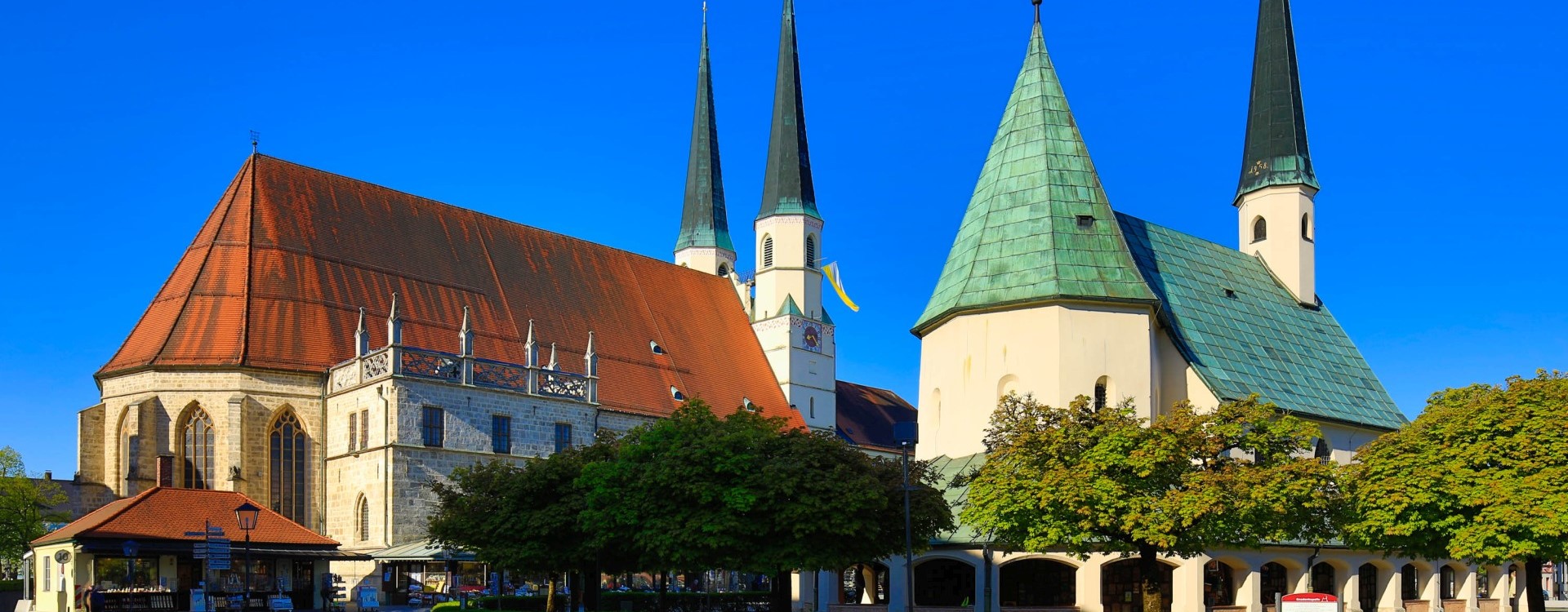 Die Altöttinger Gnadenkapelle und die Stiftskirche.