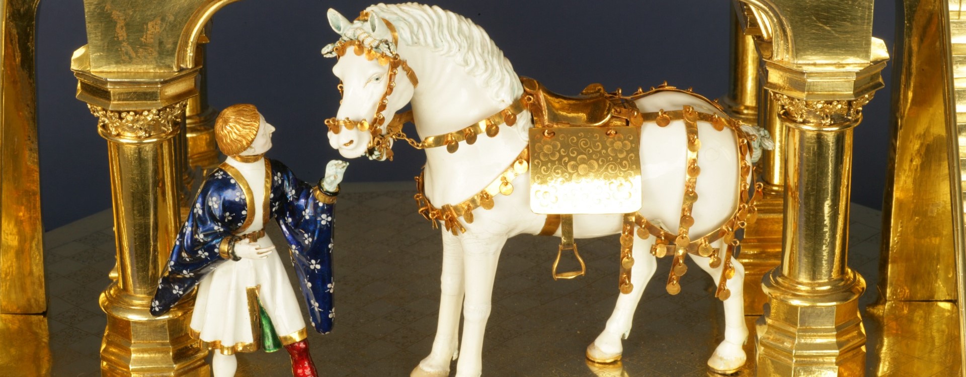 Detailaufnahme des Goldenen Rössls in der Schatzkammer in Altötting. 