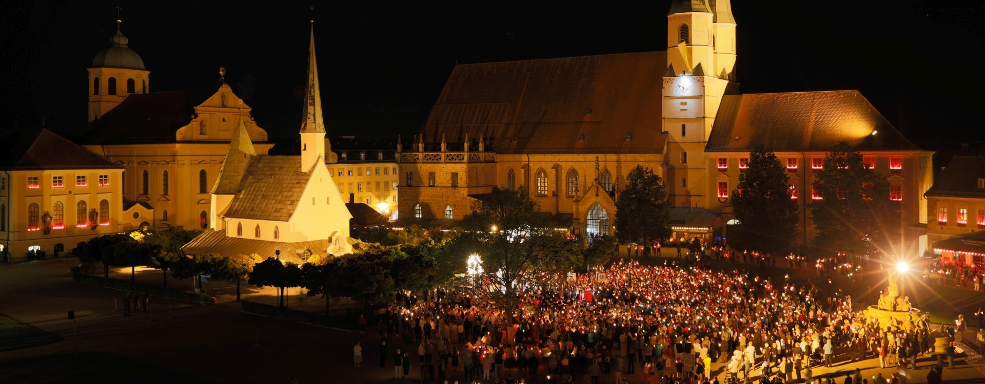 Die Lichterprozession in Altötting am Kapellplatz vor der Gnadenkapelle.