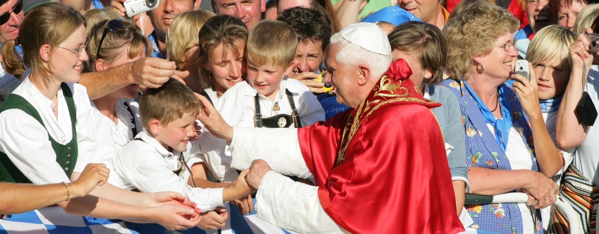 Papst Benedikt segnet Kinder in Altötting.