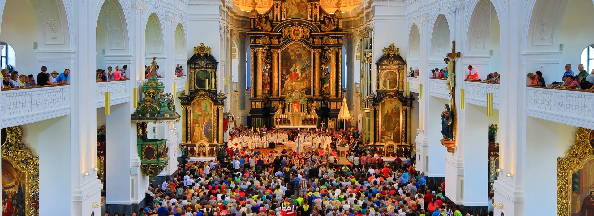 Die Regensburger Fusswallfahrer an Pfingsten beim Gottesdienst in der Altöttinger Basilika.