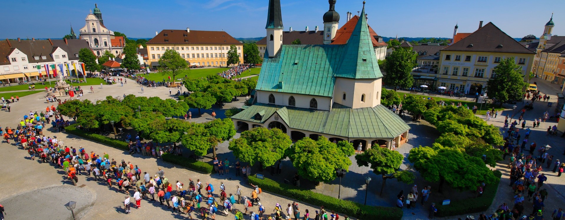 Ein Pilgereinzug aus allen Richtungen an Pfingsten am Altöttinger Kapellplatz.