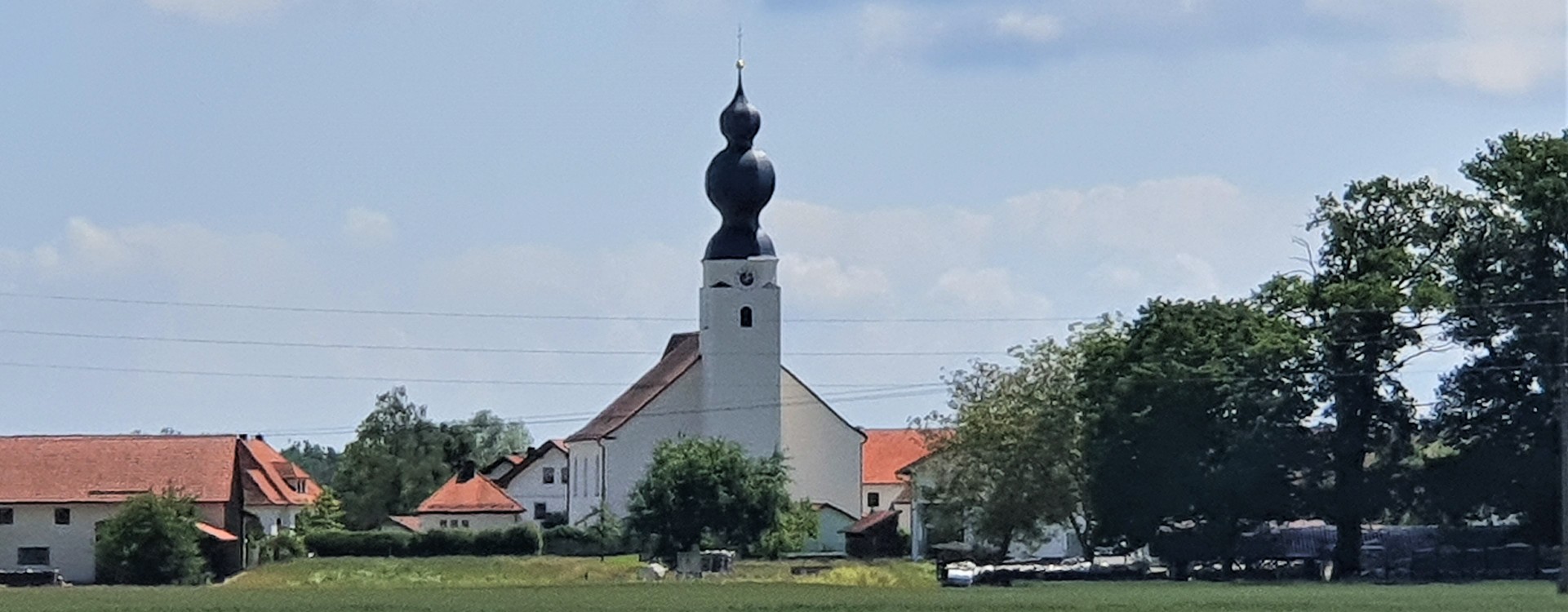 Kirche in Niedergottsau von der Ferne