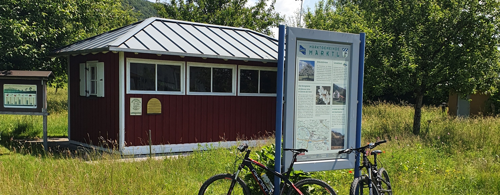 Streuobstwiese mir Bienenschauhaus in Marktl