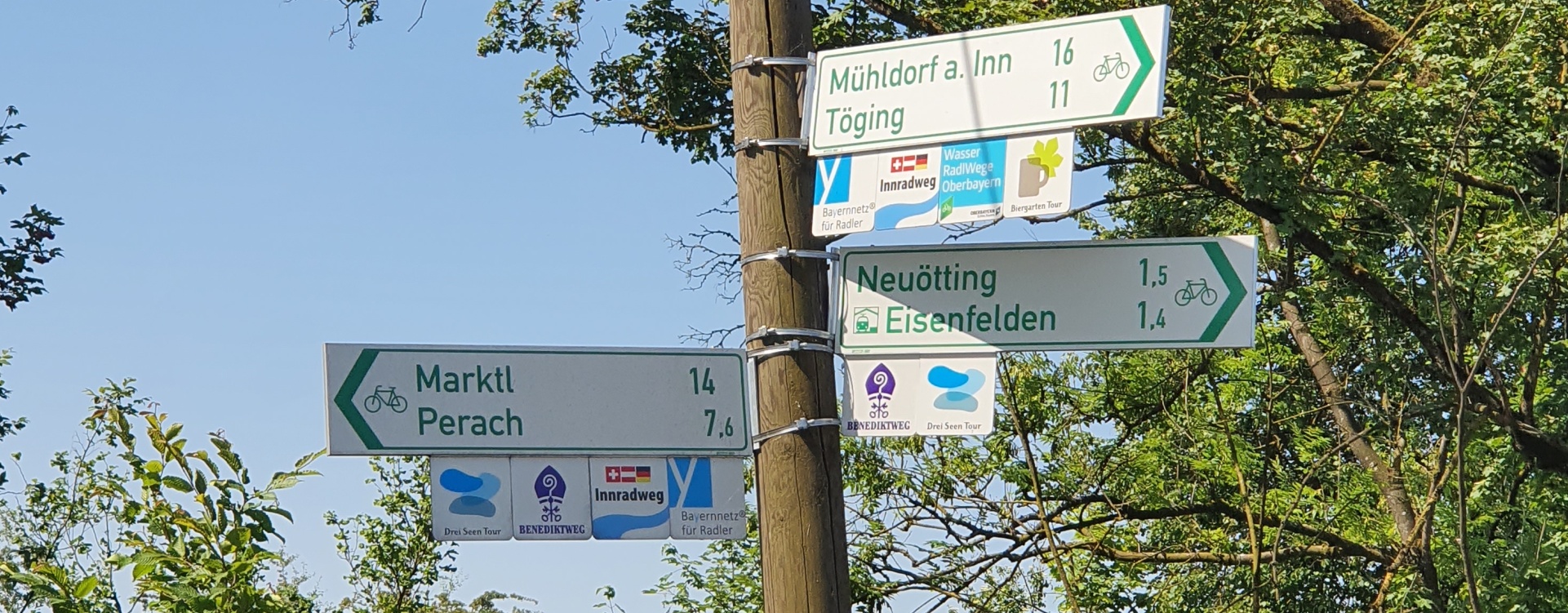 Wegweiser des Radwegnetzes Inn-Salzach an der Innbrücke in Neuötting
