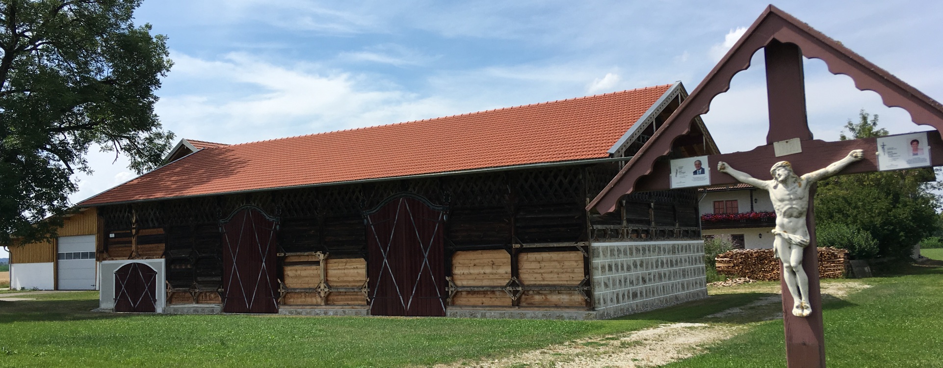 Bundwerkstadl mit Kreuz im Vordergrund, Feichten