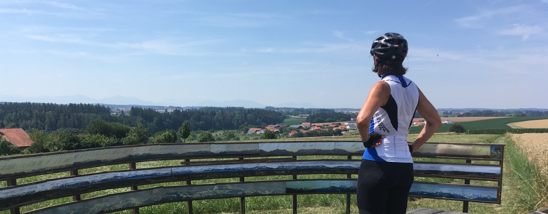 Aussichtspunkt Intsching mit Panorama-Bergkarte