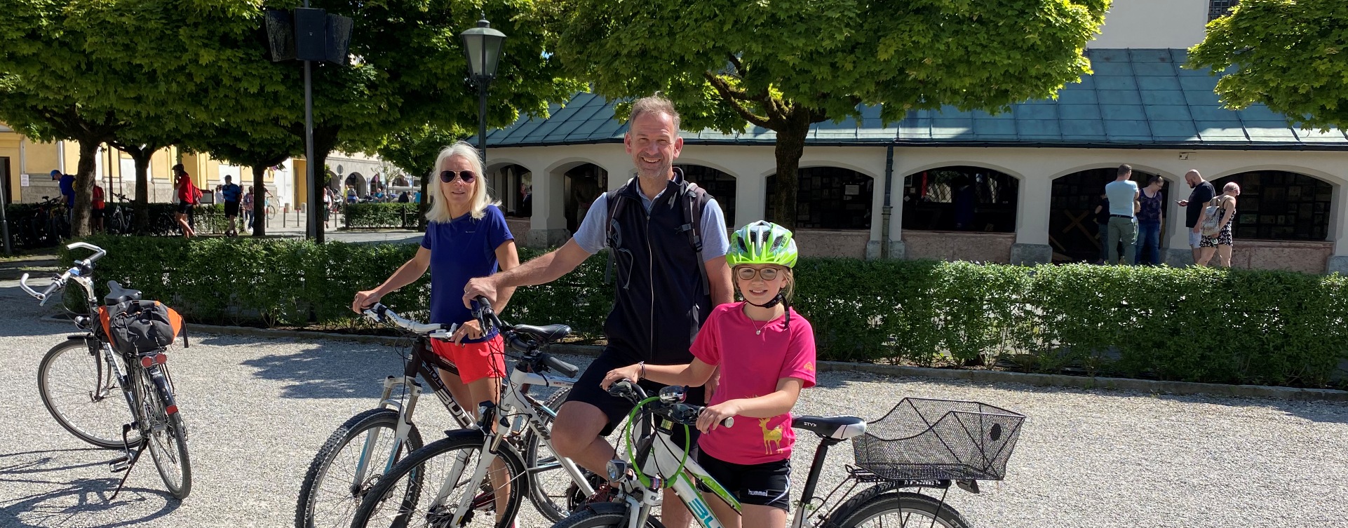 Familie Antwerpen startet die Radtour am Kapellplatz