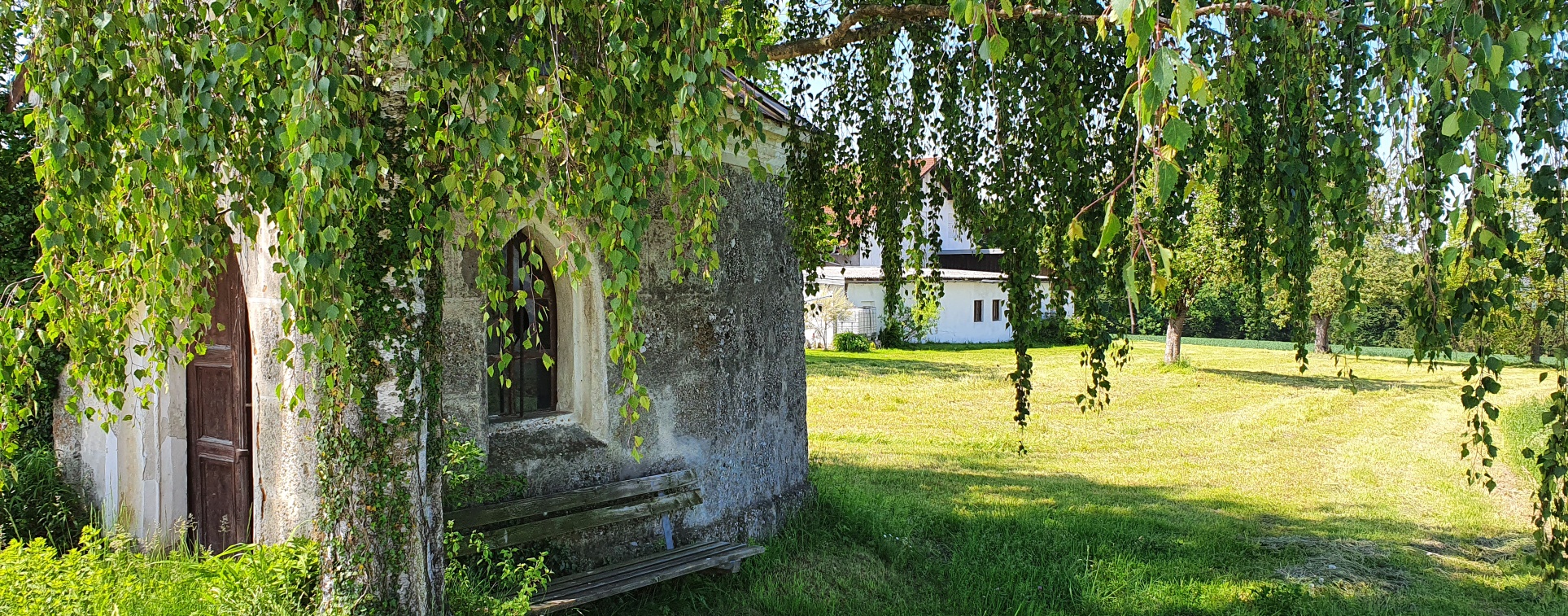 Hier sehen sie eine kleine Kapelle am Land