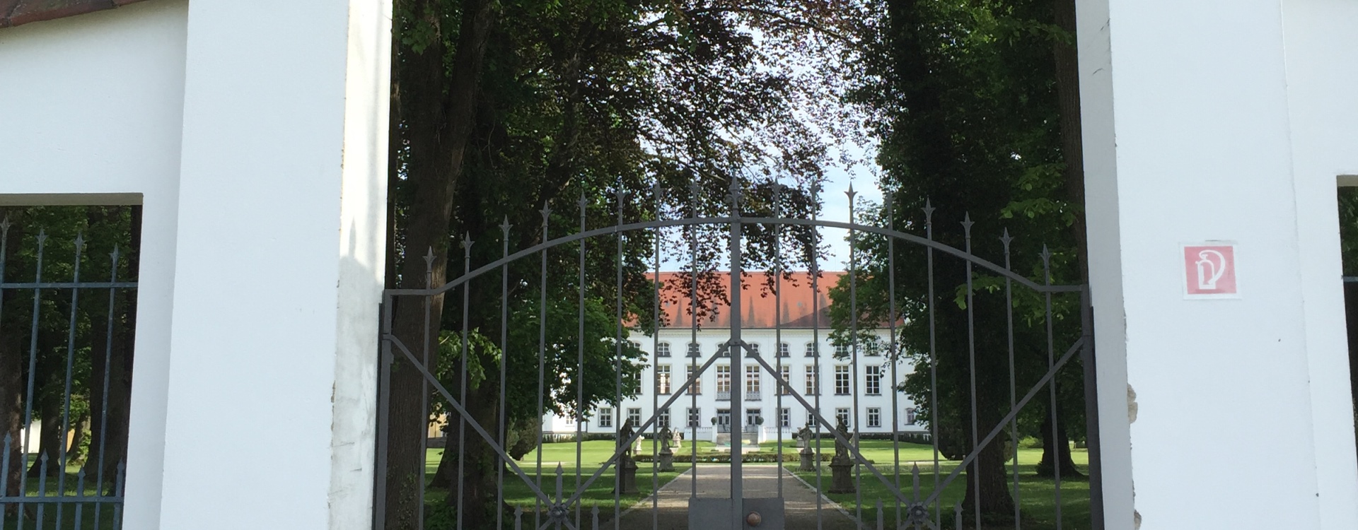 Hier sehen Sie das Tor von Schloss Tüssling