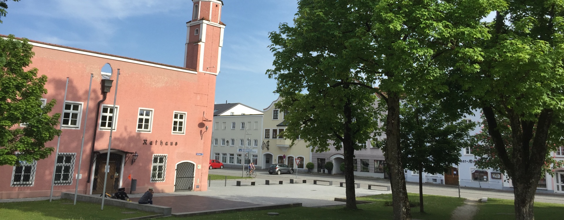 Hier sieht man das Rathaus in Tüssling