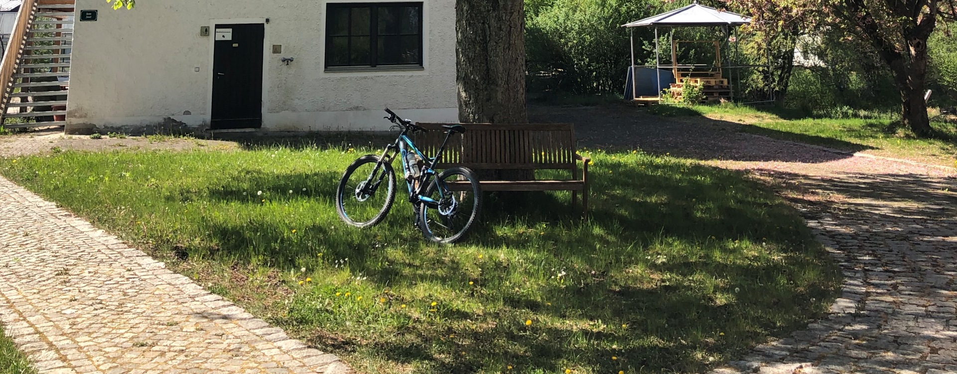 Bank vor der Kapelle in Annabrunn