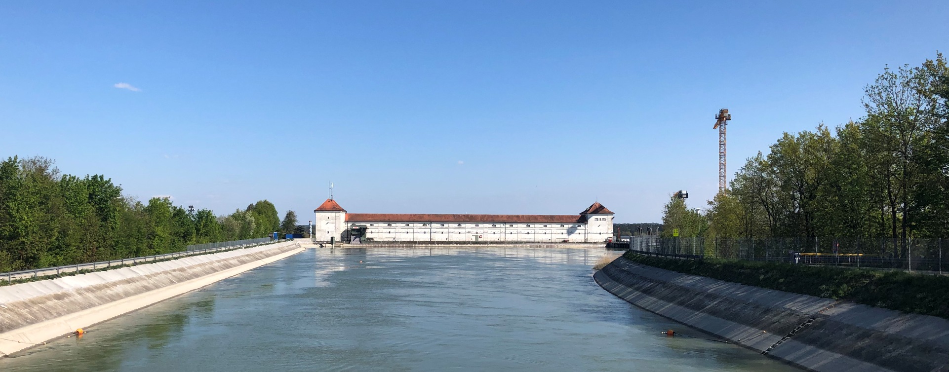 Hier sehen Sie das Innkraftwerk in Töging am Inn