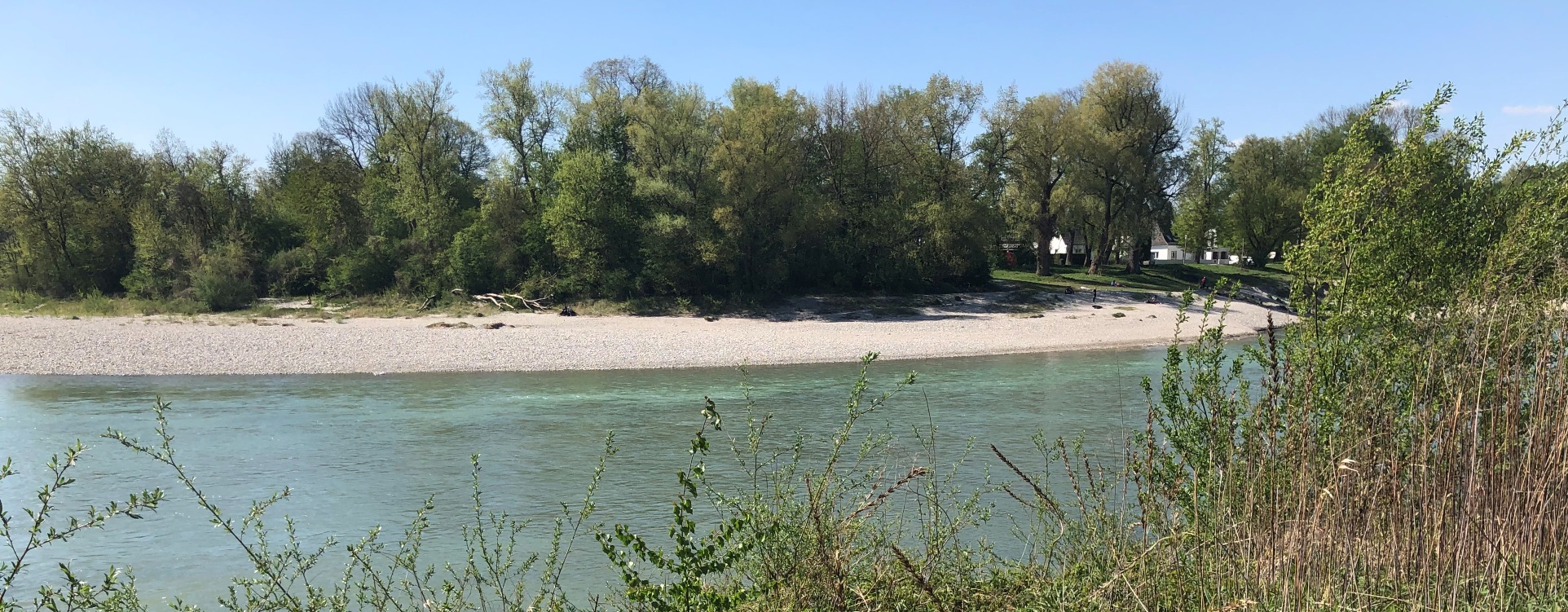 Hier sehen Sie ein Strandstück am Inn