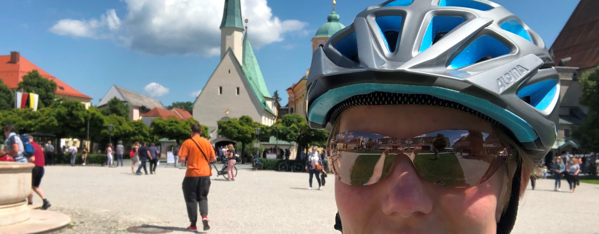 Ulrike Kirnich beim Start der Radlwallfahrt am Kapellplatz