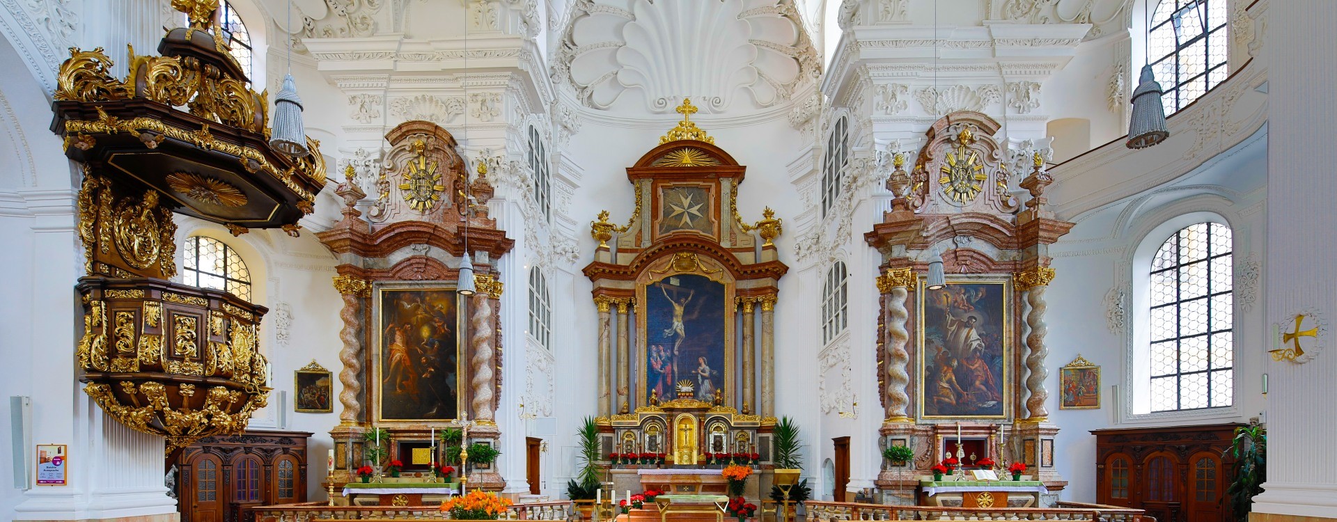 Innenaufnahme der Jesuitenkirche St. Magdalena mit üppigem Stuck. 