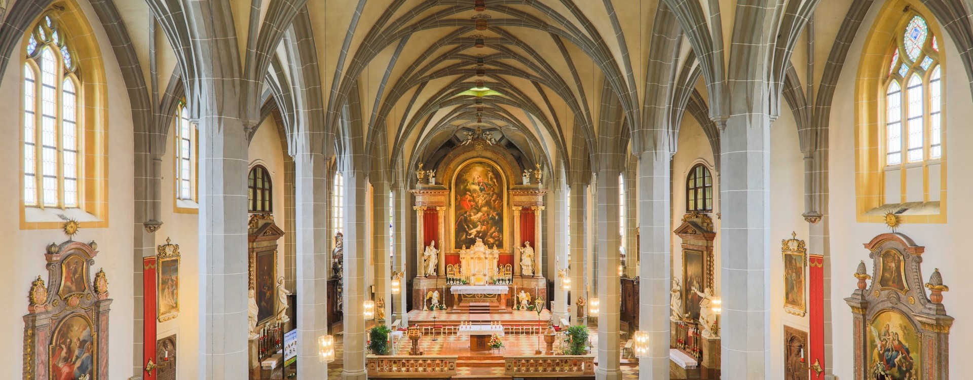 Innenaufnahme der Stiftspfarrkirche Altötting, eine gotische Hallenkirche.