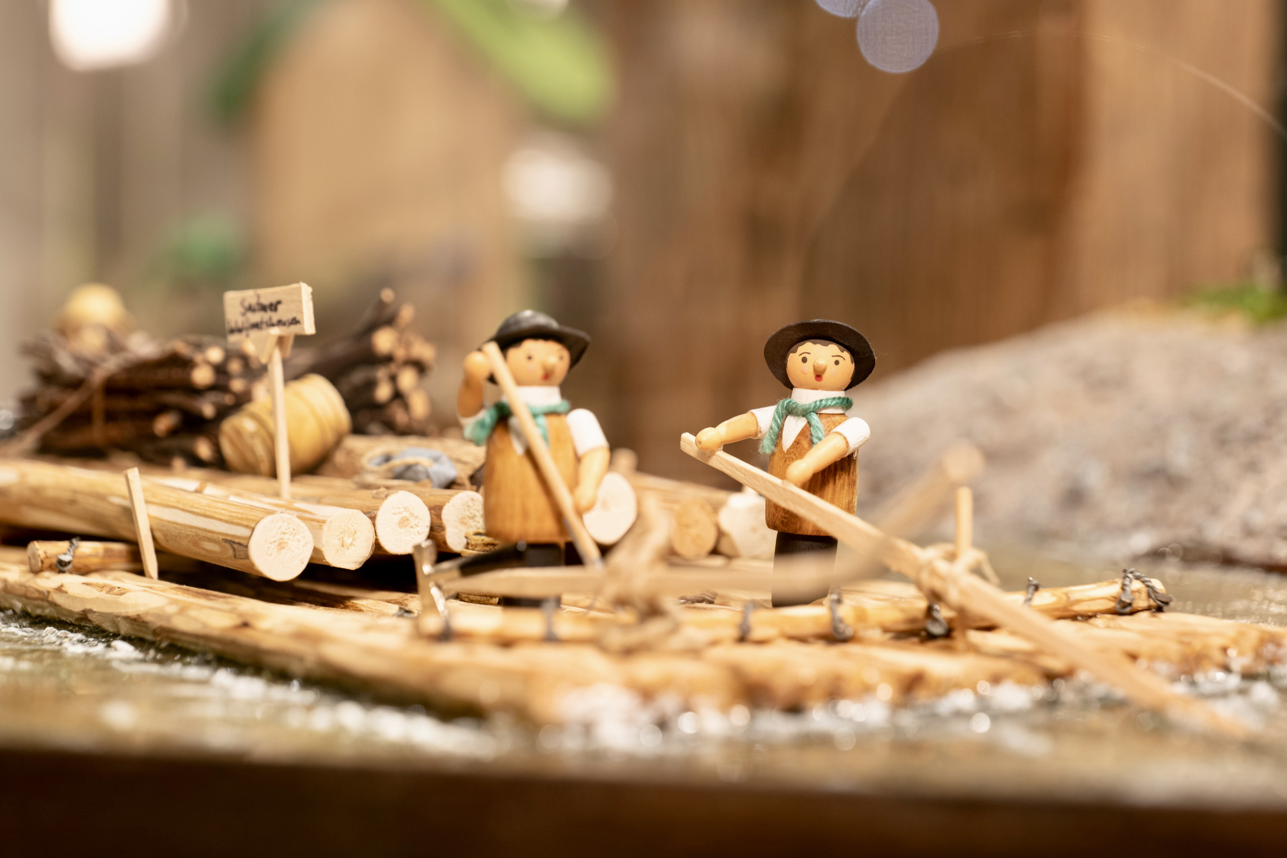 Holzfiguren auf einem Holzfloß