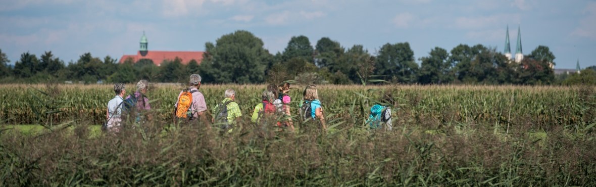 Eine kleine Pilgergruppe, die nach Altötting pilgert.