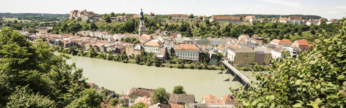 Panoramaansicht auf die weltlängste Burg in Burghausen mit der historischen Altstadt