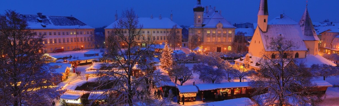 Der Altöttinger Christkindlmarkt am Kapellplatz in abendlicher Stimmung.