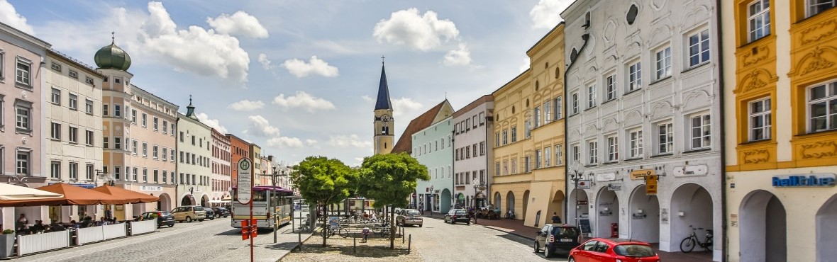 Historischer Stadtplatz in Mühldorf am Inn im typischen Inn-Salzach-Baustil.