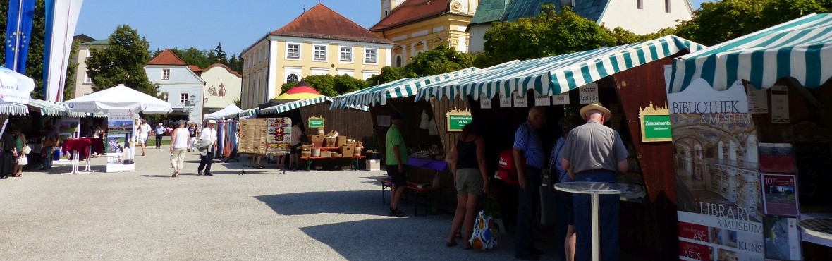 Der Altöttinger Klostermarkt am Kapellplatz mit verschiedenen Ständen.