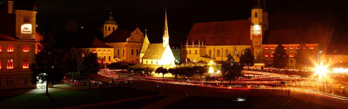 Die Lichterprozession am Altöttinger Kapellplatz um die Gnadenkapelle.