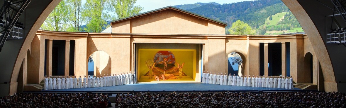 Das Passionstheater in Oberammergau aus dem gemeinsamen Programm mit Altötting.