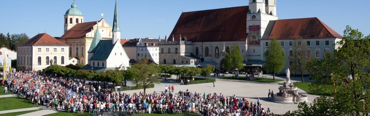 Der Pilgereinzug am Altöttinger Kapellplatz und Versammlung vor der Gnadenkapelle.