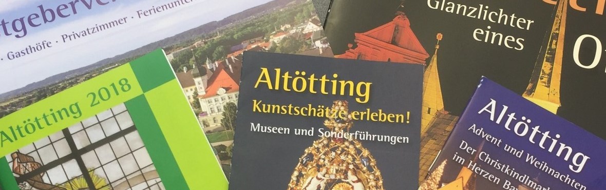 Mehrere Prospekte von Altötting liegen übereinander.