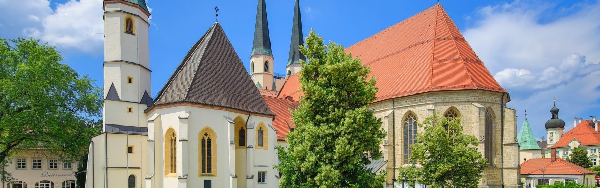 Die ganze Stiftspfarrkirche von Alötting.