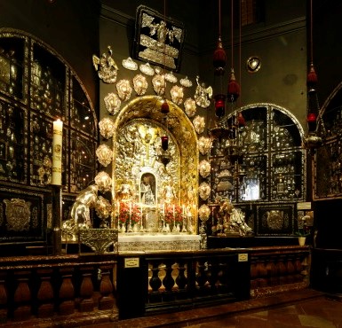 Der Altar der Altöttinger Gnadenkapelle mit dem Gnadenbild.