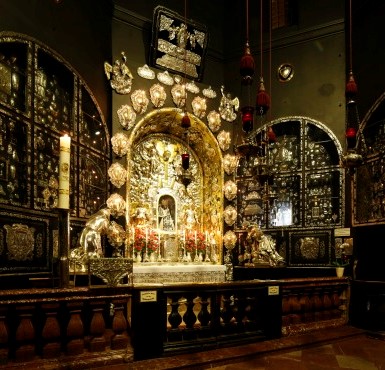 Der Altar der Altöttinger Gnadenkapelle mit dem Gnadenbild.