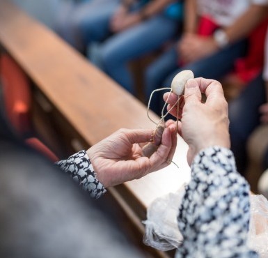 Ein Gebilde aus Draht und Steinen, in der Hand einer Dame, in einer Kirche in Altötting.