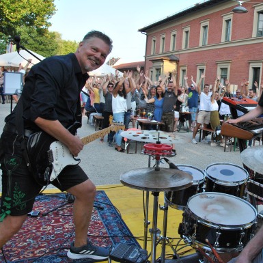 Hier sehen Sie Barny an der E Gitarre