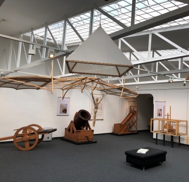 Holzobjekte in der Ausstellung Leonardo da Vinci in der Stadtgalerie Altötting. 