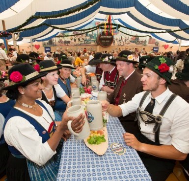 Brauchtum und Tradition im Festzelt der Altöttinger Hofdult, mit Dirndl, Lederhosen, Brotzeit und Maß.