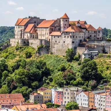 Sie sehen die weltlängste Burg in Burghausen.