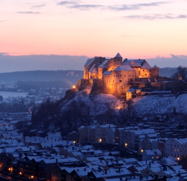 Hier sehen Sie die Burg in Burghausen im Winter 