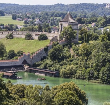 Der Wöhrsee in Burghausen mit dem Pulverturm und der Burgmauer im Hintergrund. 