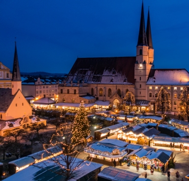 Hier sehen Sie den Christkindlmarkt von oben 