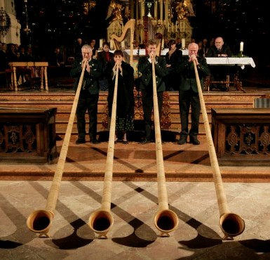 Vier Alphornbläser bei dem Altöttinger Adventsingen.