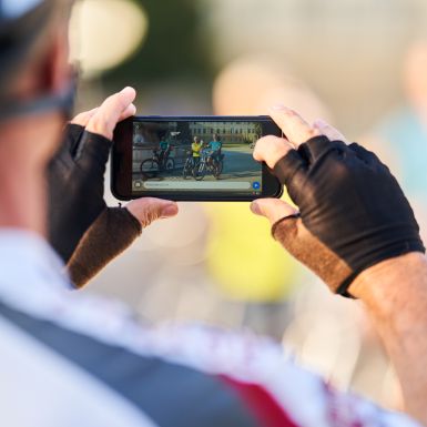 Hier sehen Sie einen Radfahrer mit Handy am Kapellplatz 