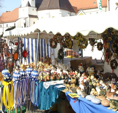 Ein Stand mit Osterartikel am Fastenmarkt Altötting.
