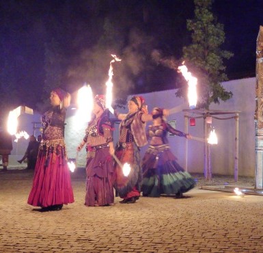 Das Fest der Sinne wird in Altötting mit einer Feuershow gefeiert.