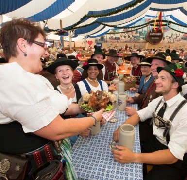 Auf der Altöttinger Hofdult wird im Festzelt gerade Essen gebracht.