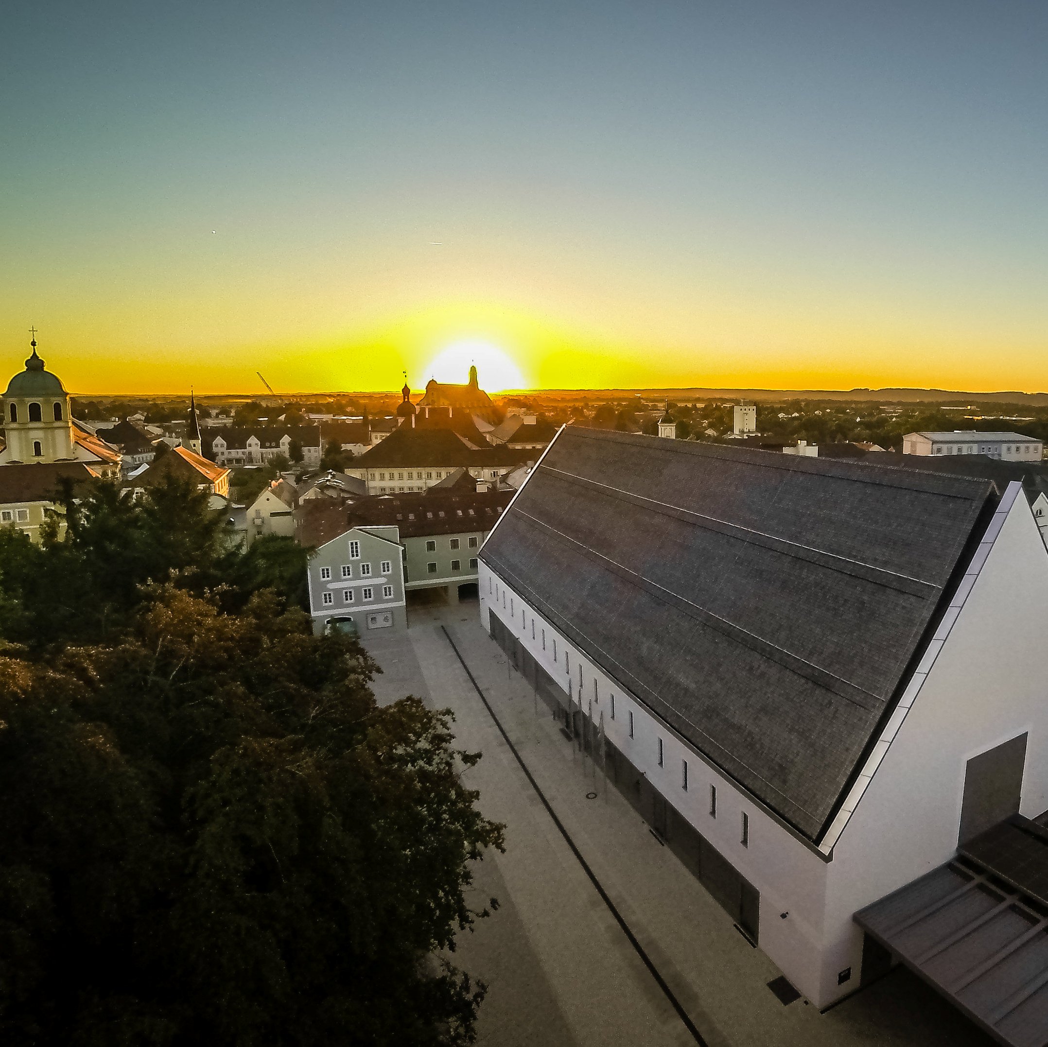 Kultur und Kongressforum bei Sonnenuntergang von Außen