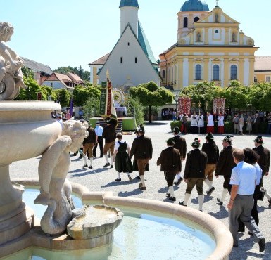 Auf dem Altöttinger Kapellplatz findet die Fronleichnahmsprozession statt.